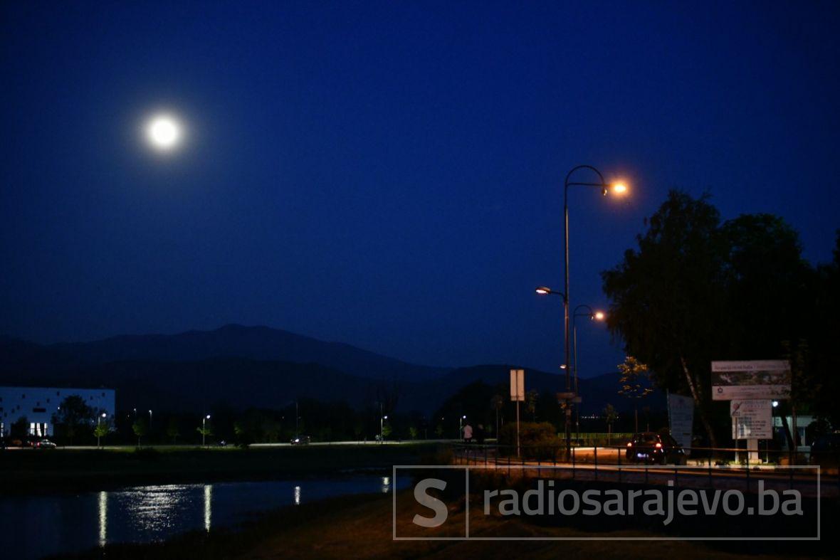 Foto: A. K. /Radiosarajevo.ba/Pun mjesec iznad Sarajeva